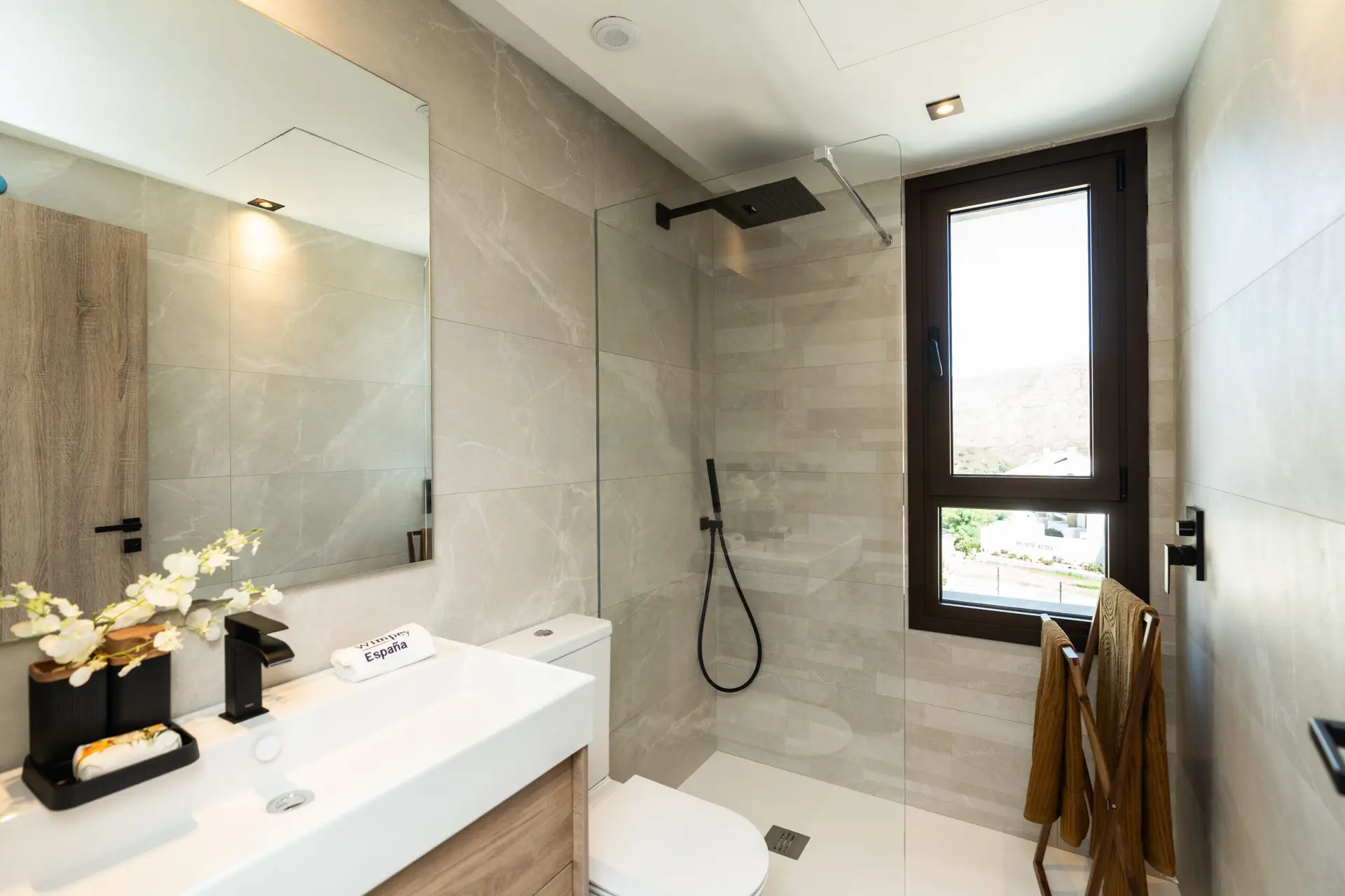 B8.1_The Meadows-townhouses-La Cala Golf-bathroom pral_Jun 25