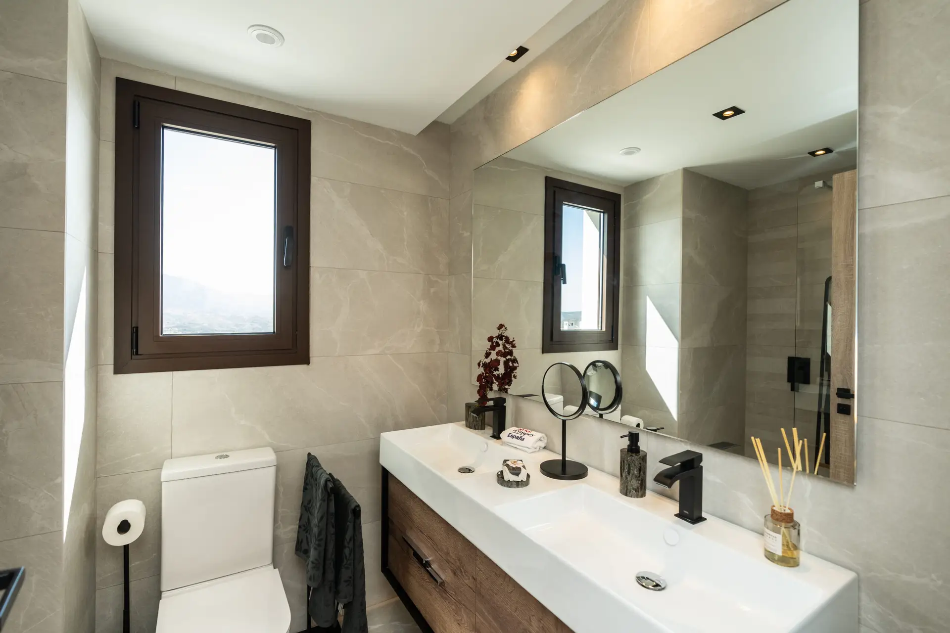 B8.2_The Meadows-townhouses-La Cala Golf-bathroom pral_Jun 25